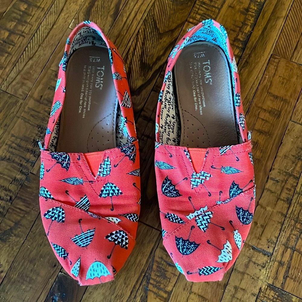 Toms Size 7.5 coral/Orange with Umbrellas “singing in the rain”